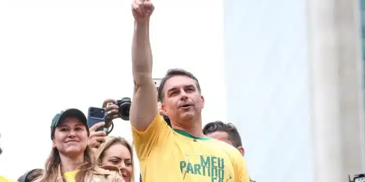 Flávio Bolsonaro e sua esposa Fernanda Bolsonaro - Foto: Marina Uezima/Brazil Photo Press/Brazil Photo Press