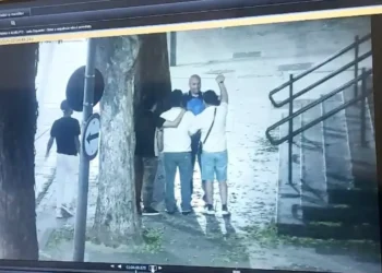 Homem de camisa azul foi o primeiro a abordar o grupo de Carlos (PCERJ/Divulgação)