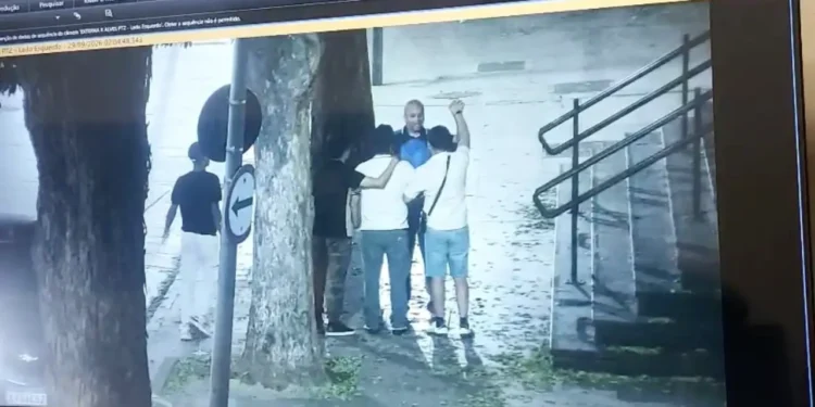 Homem de camisa azul foi o primeiro a abordar o grupo de Carlos (PCERJ/Divulgação)