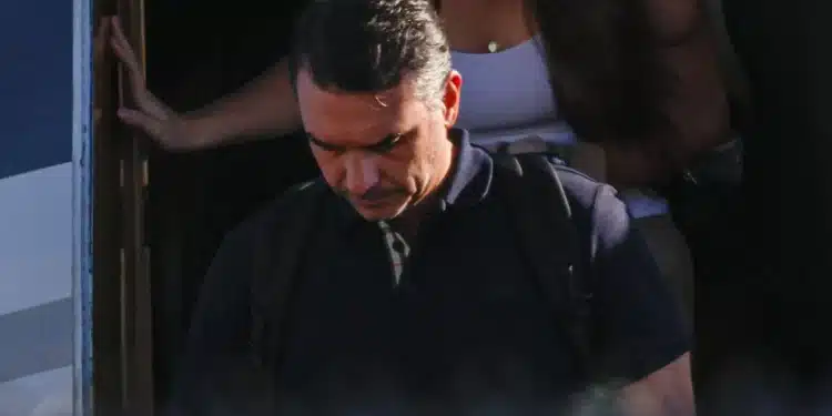 Senador Flávio Bolsonaro desembarca de um avião após chegar ao Aeroporto Executivo de Opa-locka, em Miami, na Flórida • 28/10/26 - Reuters/Eva Marie Uzcategui