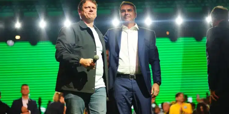 O governador de São Paulo, Tarcísio de Freitas, e o senador e candidato à Presidência, Flávio Bolsonaro (PL-RJ)  • Foto: Vittor Sales/Campanha Flávio Bolsonaro