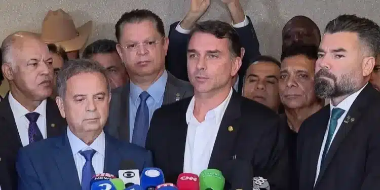 Senador Flávio Bolsonaro em entrevista coletiva do PL • undefined