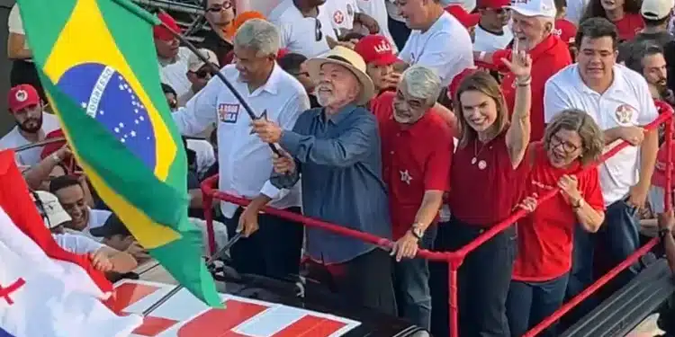 Luiz Inácio Lula da Silva (PT), presidente e candidato à reeleição, em ato em Juazeiro (BA)  • CNN Brasil