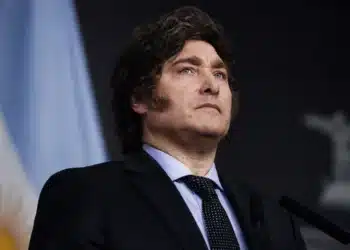 Javier Milei voltou a manifestar apoio a Flávio Bolsonaro nas redes sociais durante o primeiro turno das eleições brasileiras - (Foto: Imagem ilustrativa/A Crítica)
