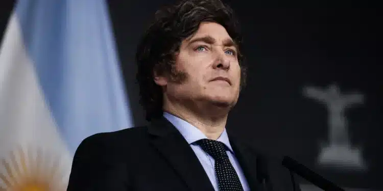 Javier Milei voltou a manifestar apoio a Flávio Bolsonaro nas redes sociais durante o primeiro turno das eleições brasileiras - (Foto: Imagem ilustrativa/A Crítica)