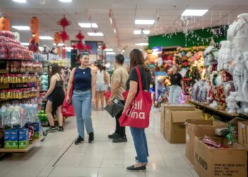 Consumidores argentinos em uma shopping em Rosário, na Argentina — Foto: Sebastián López Brach/Bloomberg