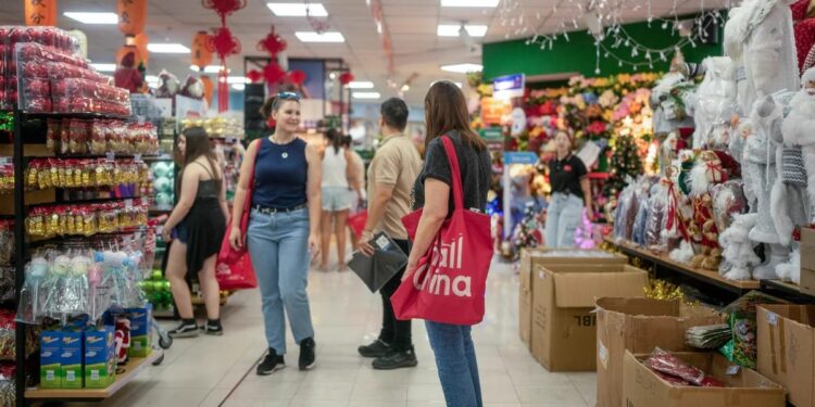 Consumidores argentinos em uma shopping em Rosário, na Argentina — Foto: Sebastián López Brach/Bloomberg