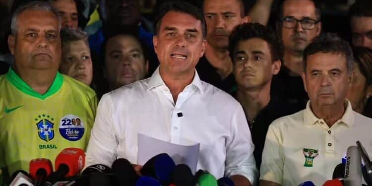 Flávio Bolsonaro fala com a imprensa após perder a eleição — Foto: Brenno Carvalho / Agência O Globo