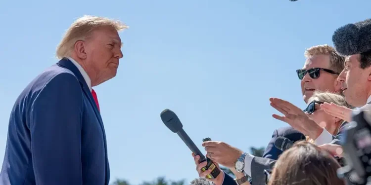 Trump fala a jornalistas na Casa Branca nesta quinta
. FOTO: Bloomberg via Getty Images