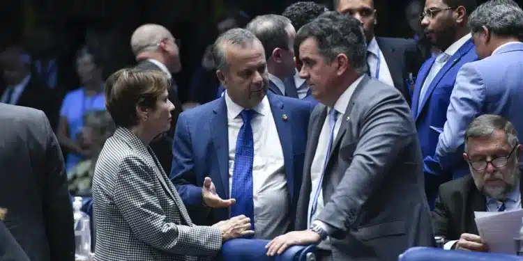 Foco. Marinho conversa com senadores Tereza Cristina e Ciro Nogueira: líder da oposição mira indicação de Dilma — Foto: Jefferson Rudy/Agência Senado