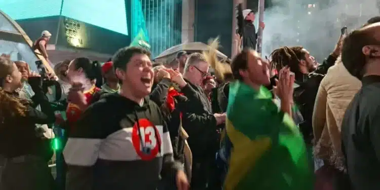 Comemoração na avenida paulista após eleição de Lula
Imagem: UOL