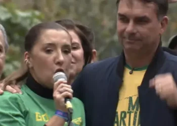 Daniella Marques, ex-presidente da Caixa Econômica e coordenadora econômica da campanha de Flávio Bolsonaro, discursa na Avenida Paulista (Redes sociais/Reprodução)