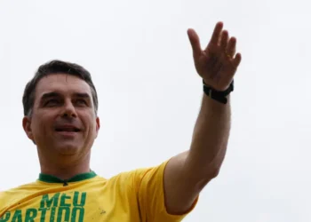 Lançamento da campanha do senador Flavio Bolsonaro, candidato à Presidência da Republica, com vice Alfredo Gaspar, em comício do Partido Liberal (PL) na praia
de Copacabana | Foto: Fernando Frazao/Agencia Brasil