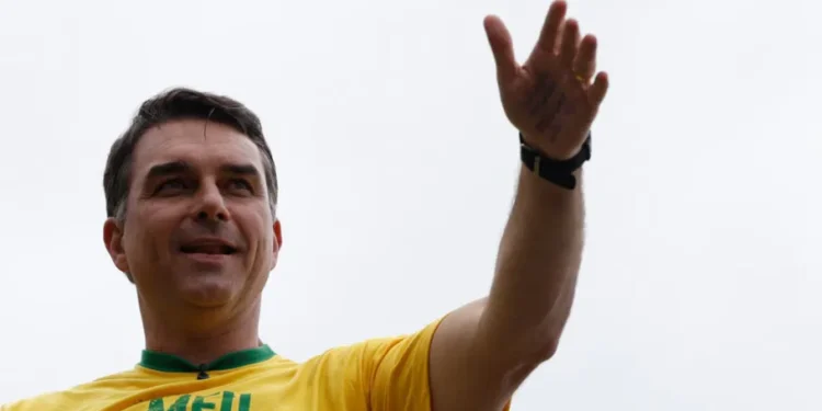 Lançamento da campanha do senador Flavio Bolsonaro, candidato à Presidência da Republica, com vice Alfredo Gaspar, em comício do Partido Liberal (PL) na praia
de Copacabana | Foto: Fernando Frazao/Agencia Brasil