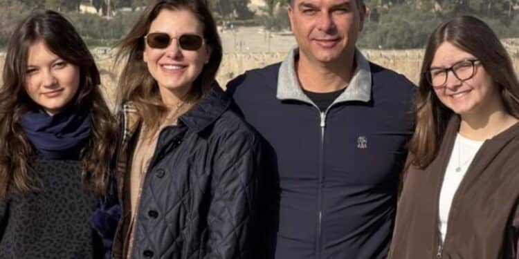 Flávio e Fernanda Bolsonaro com as filhas Luiza e Carolina Foto: Arquivo Pessoal