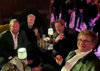 O empresario Daniel Vorcaro e o procurador-geral da Republica, Paulo Gonet, durante confraternização com charutos e uísque em Londres, em abril de 2024 | Foto:
Reproduçāo