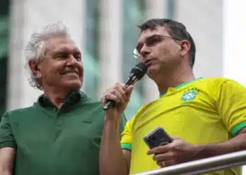 Ronaldo Caiado e Flávio Bolsonaro dividiram palanques no passado e o apoio era esperado - Foto: Arthur Lamonier/Thenews2/Folhapress