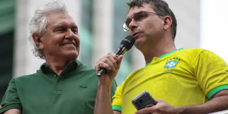 Ronaldo Caiado e Flávio Bolsonaro dividiram palanques no passado e o apoio era esperado - Foto: Arthur Lamonier/Thenews2/Folhapress