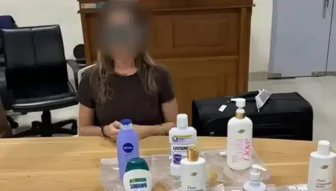 Brasileira presa em Bali aparece ao lado dos frascos apreendidos pela polícia local; autoridades encontraram cocaína líquida diluída em produtos de higiene pessoal
| Foto: Divulgação/ Polícia Nacional da Indonésia