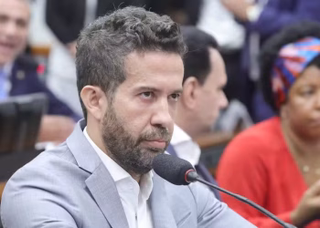 André Janones: “Terminou de votar o fim da escala 6 por 1, aí eles autorizam o canal a voltar” — Foto: Mario Agra/Câmara dos Deputados