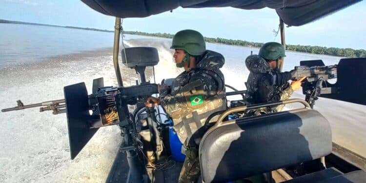 Militares do Exército patrulham rio armados com metralhadoras durante a Operação Jaguaretê, na fronteira. Mesmo atuando contra crimes na região, eles ficaram de fora do adicional de fronteira aprovado para servidores civis. Foto: Exército