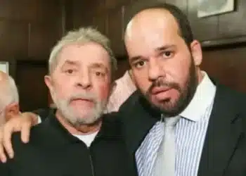 Lula e Ralph Lichote, petista que em 2020 recorreu ao STF para tentar cancelar o feriado de Nossa Senhora Aparecida | Foto: Reproducao/X