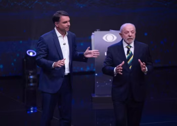 Debate na Band: Lula e Flávio se enfrentam — Foto: Maria Isabel Oliveira/Agência O GLOBO